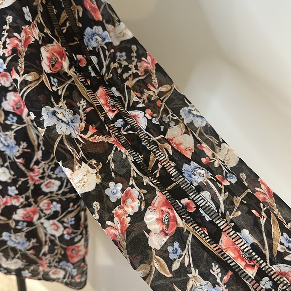 EUC WHBM Floral Pattern Flouncy Blouse Size 12 P2P 22” length 26” - Picture 6 of 7